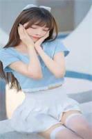 营前红裙映残阳